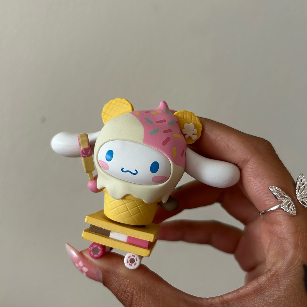 Cinnamoroll X Toki Doki Sweet Treats Figurine 🍦 ‘Teddy Freeze’- MINT W/ Sticker! - Picture 3 of 3